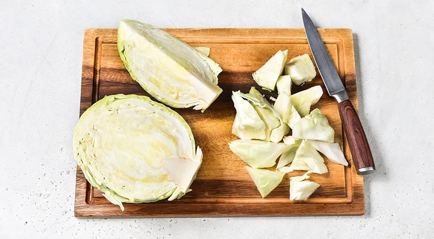 Жареная молодая капуста в яичной заливке: шаг 1