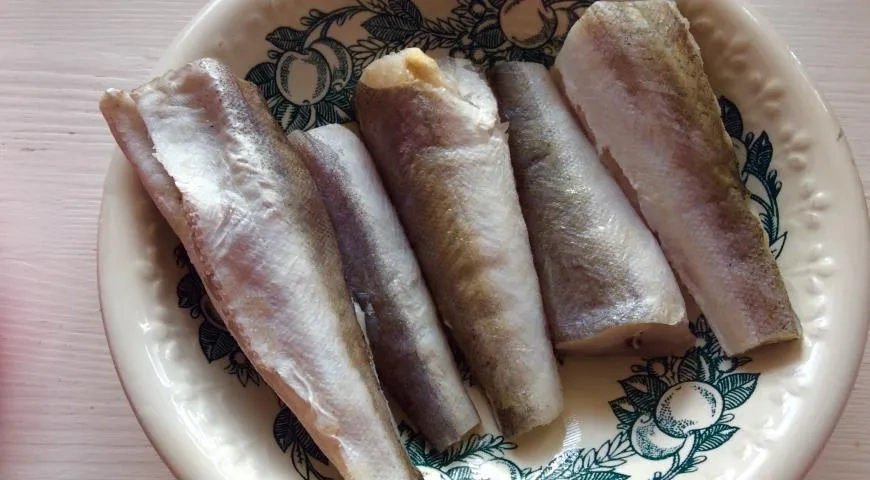 Жареный на сковороде хек в пряной панировке: шаг 1