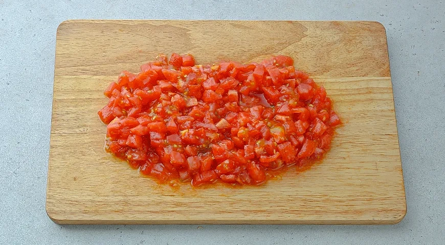 Жюльен с копченой рыбой и помидорами: шаг 1