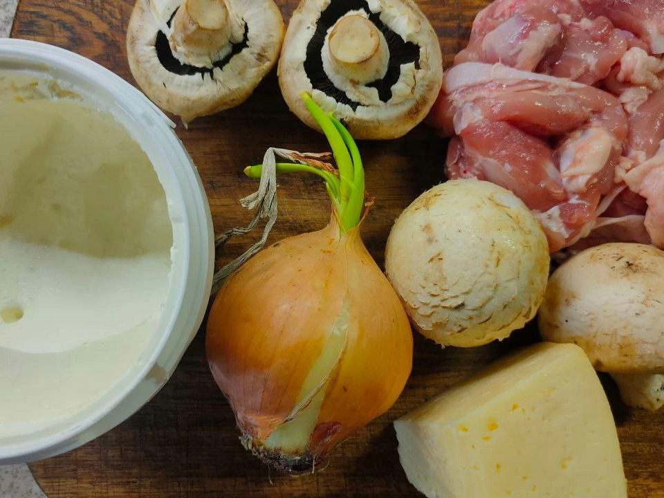 Шаг 1: Жюльен с курицей на сковороде