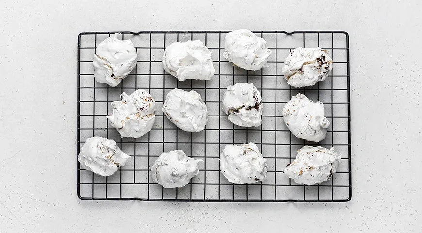 Безе с орехами и шоколадной крошкой: шаг 10