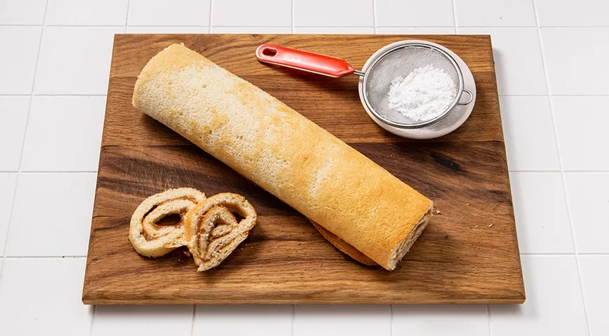 Бисквитный рулет с повидлом: шаг 10