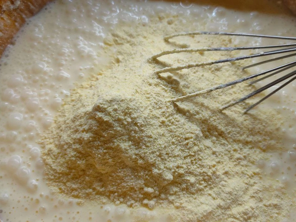 Шаг 10: Бисквитный пирог с изюмом и клюквой