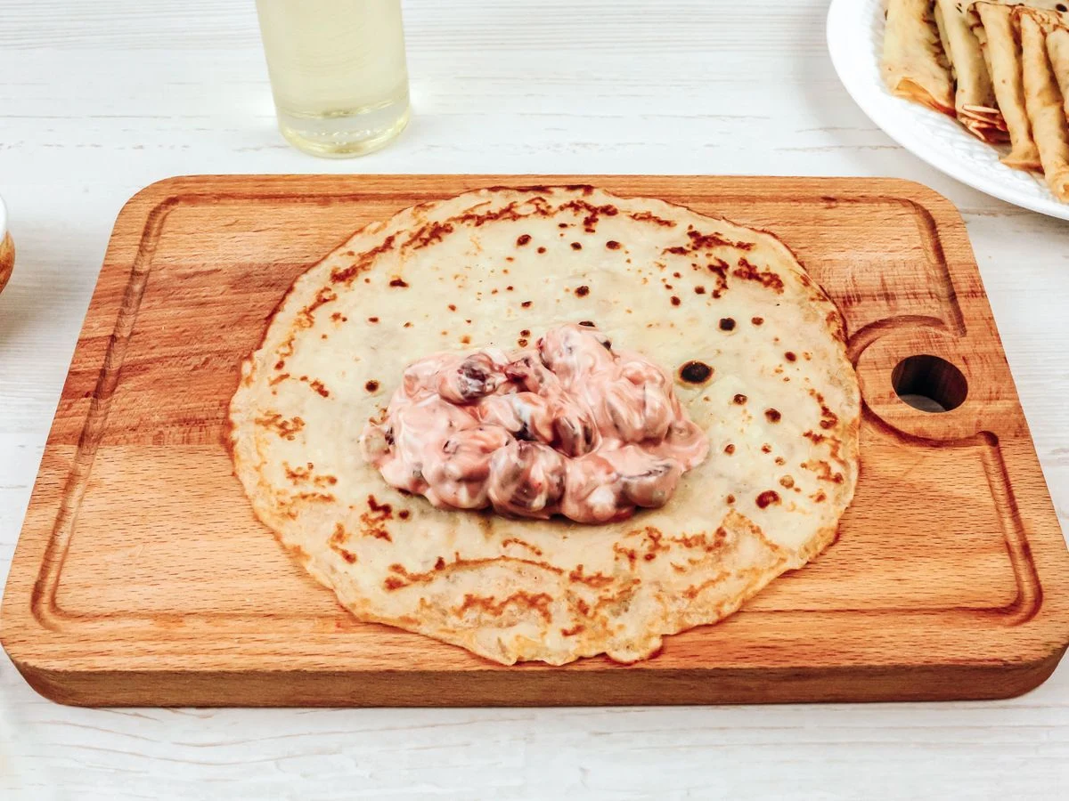 Шаг 10: Блинчики с вишней и сметаной