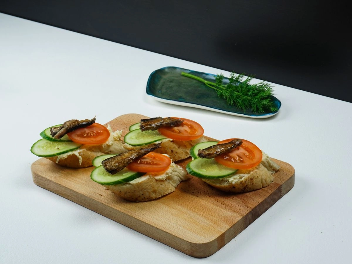 Шаг 10: Бутерброды со шпротами и сыром