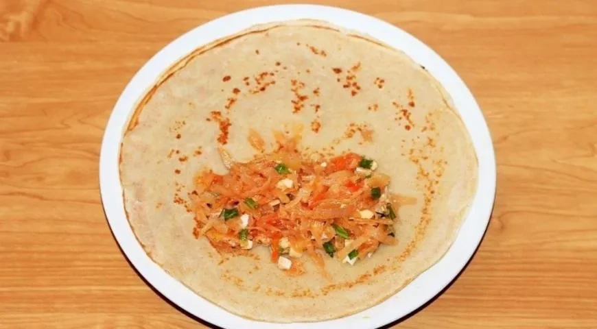 Фаршированные блины с икорным соусом: шаг 10