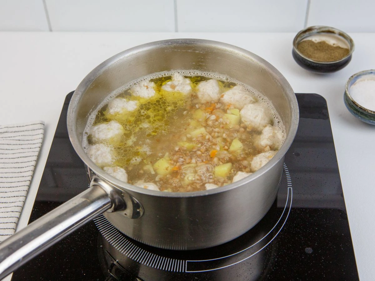 Шаг 10: Гречневый суп с фрикадельками