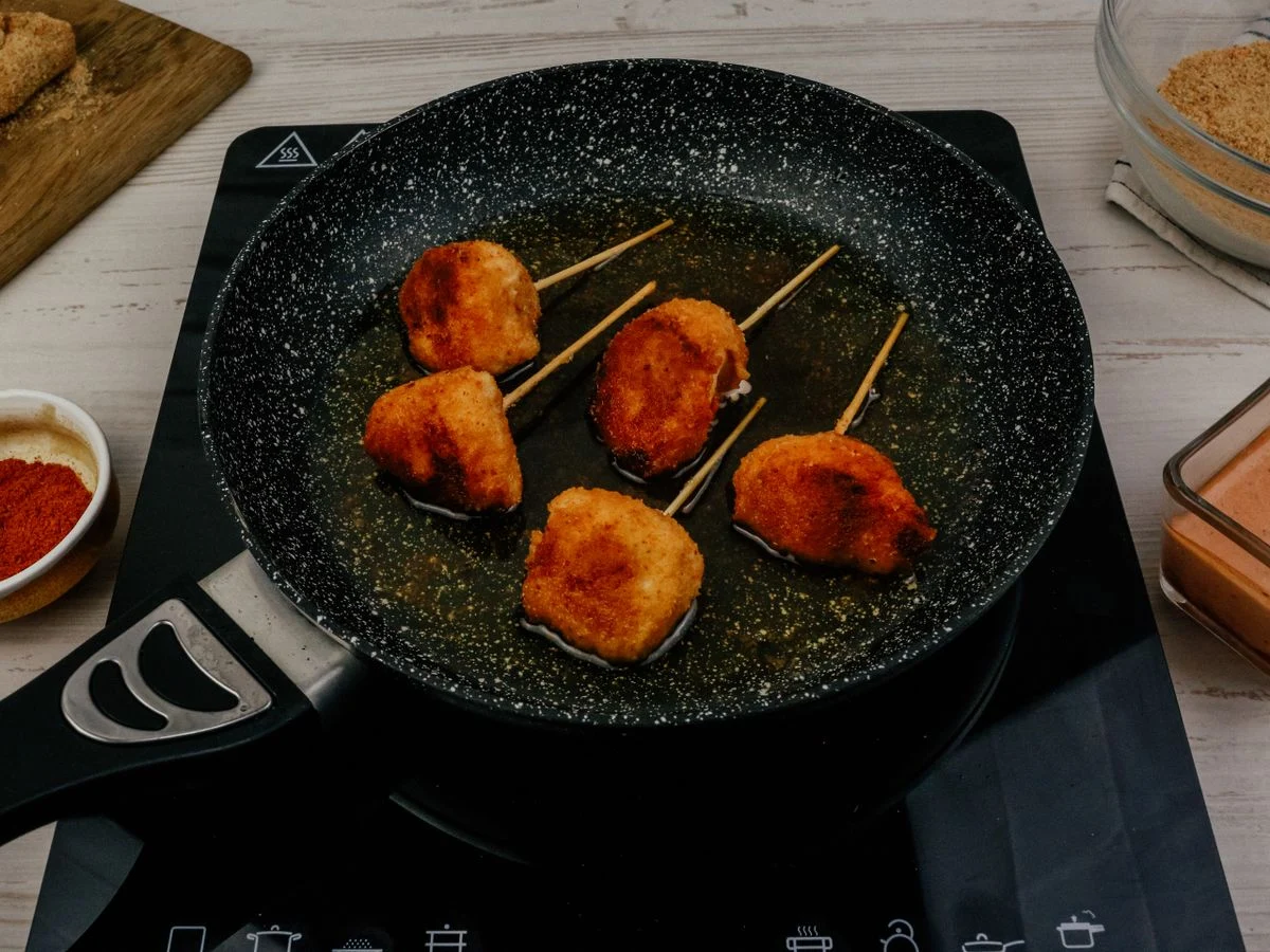 Шаг 10: Канапе с курицей и черносливом, обжаренные в панировочных сухарях