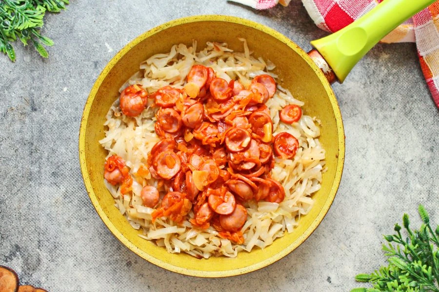 Шаг 10: Капустная солянка с со с и с кой