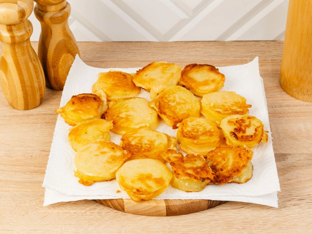 Шаг 10: Картофель в кляре со сметанным соусом