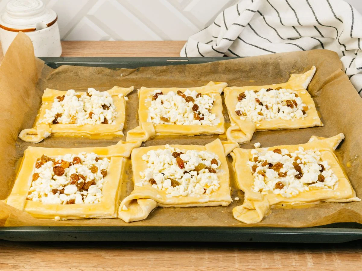Шаг 10: Конвертики с творогом и изюмом