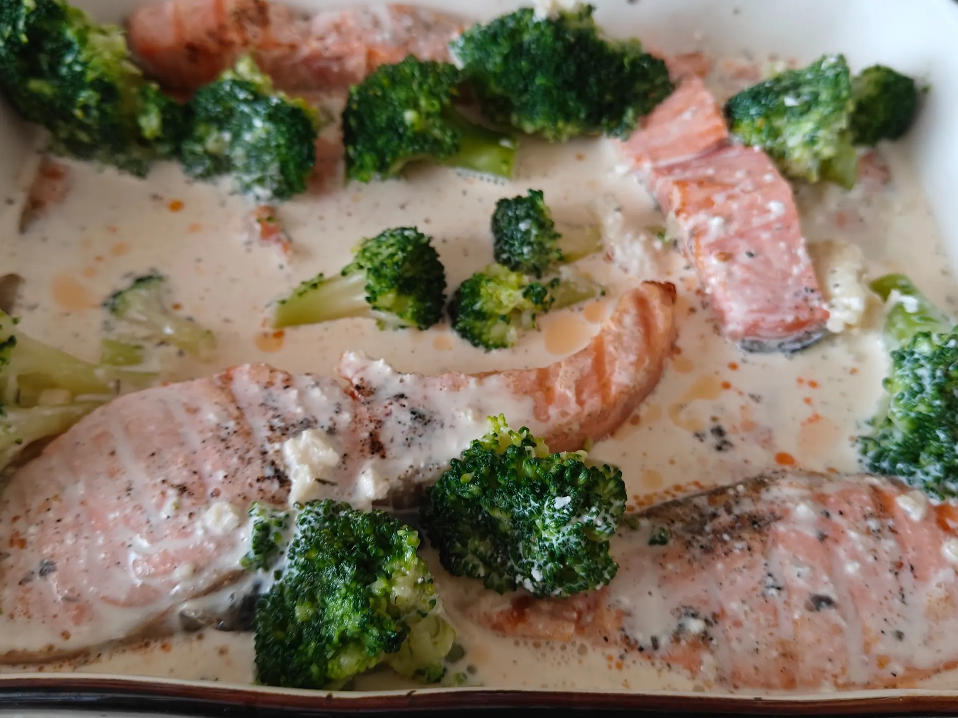 Шаг 10: Красная рыба с брокколи в сливочном соусе