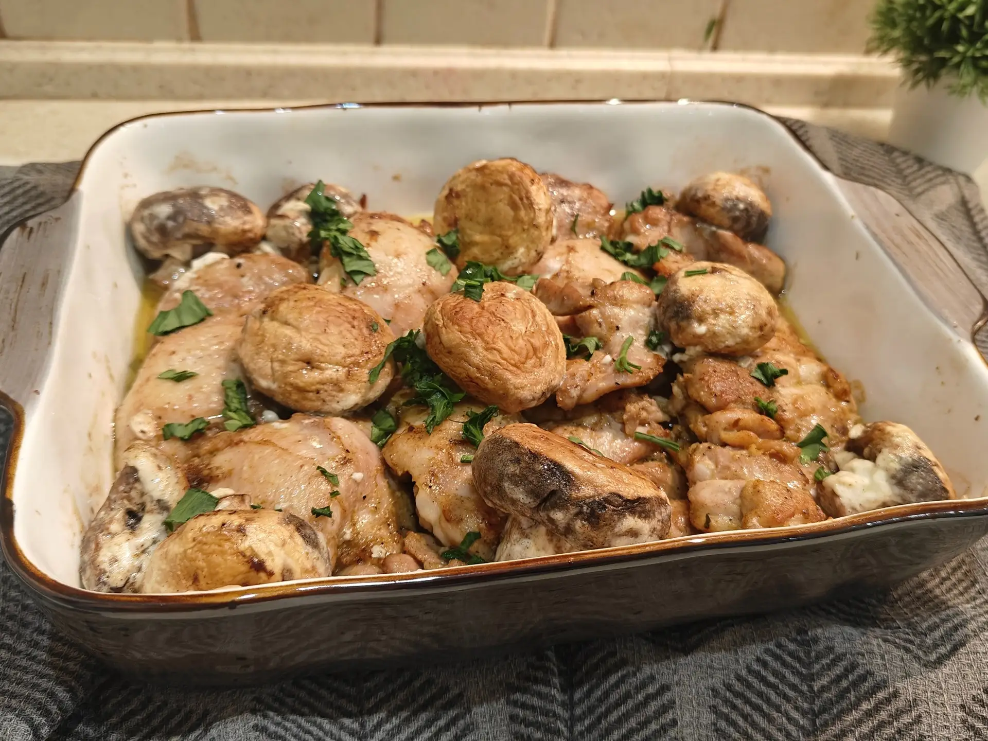 Шаг 10: Куриные бедра в духовке с шампиньонами