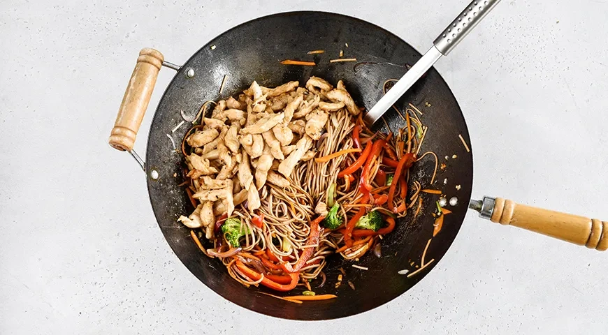 Лапша вок с курицей и овощами: шаг 10