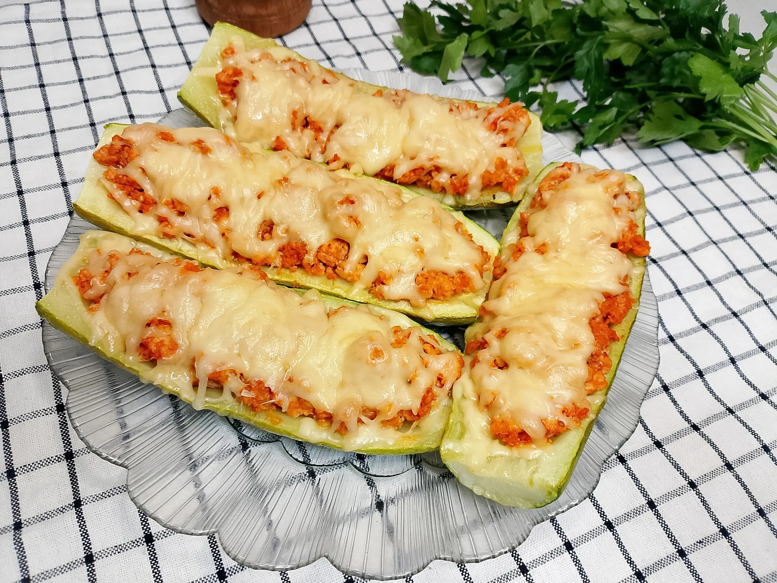 Шаг 10: Лодочки из кабачков с куриным фаршем