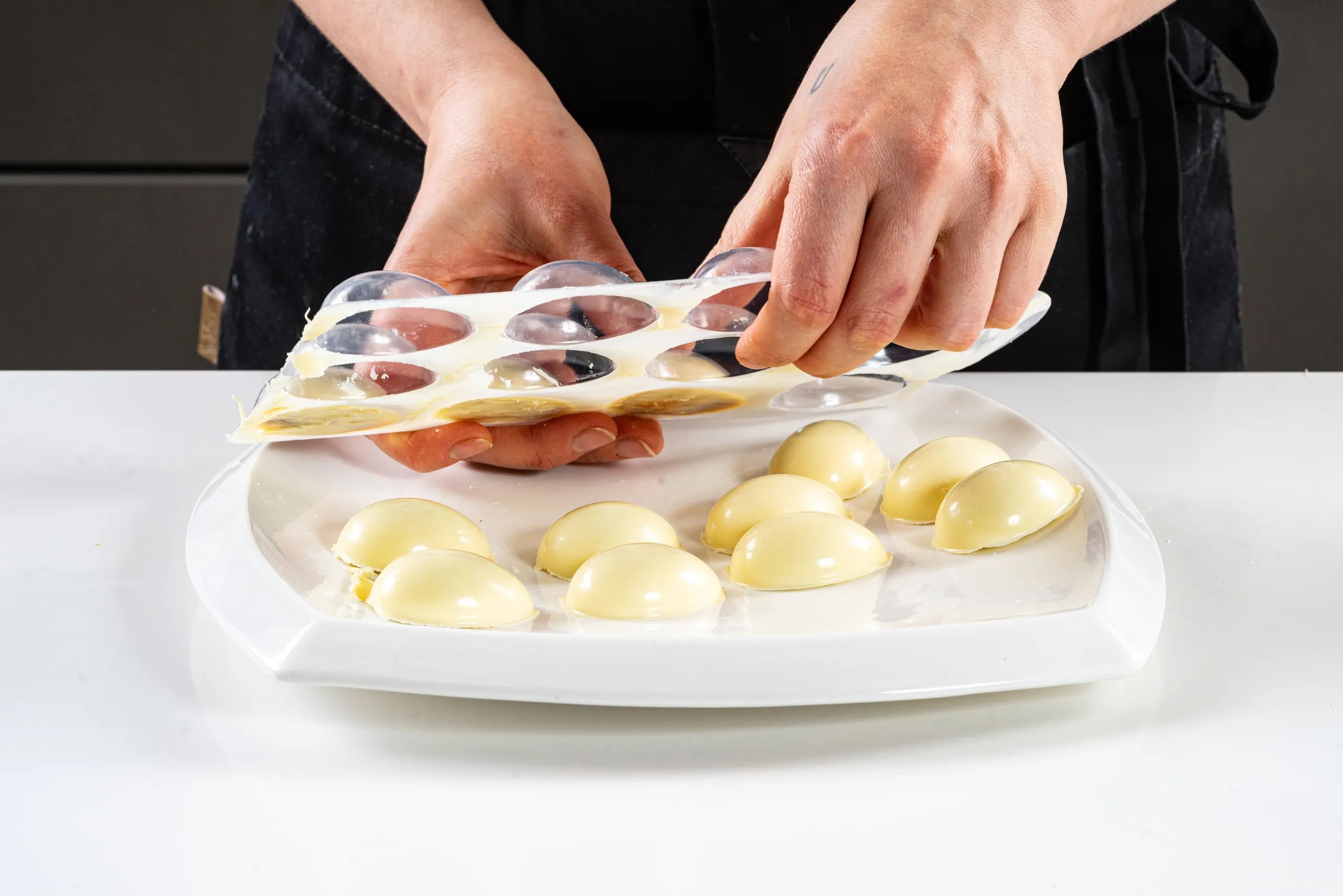 Шаг 10: Маленькие шоколадные яйца с соленой карамелью