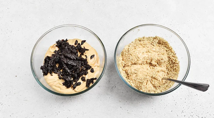 Медовик с черносливом и грецкими орехами: шаг 10