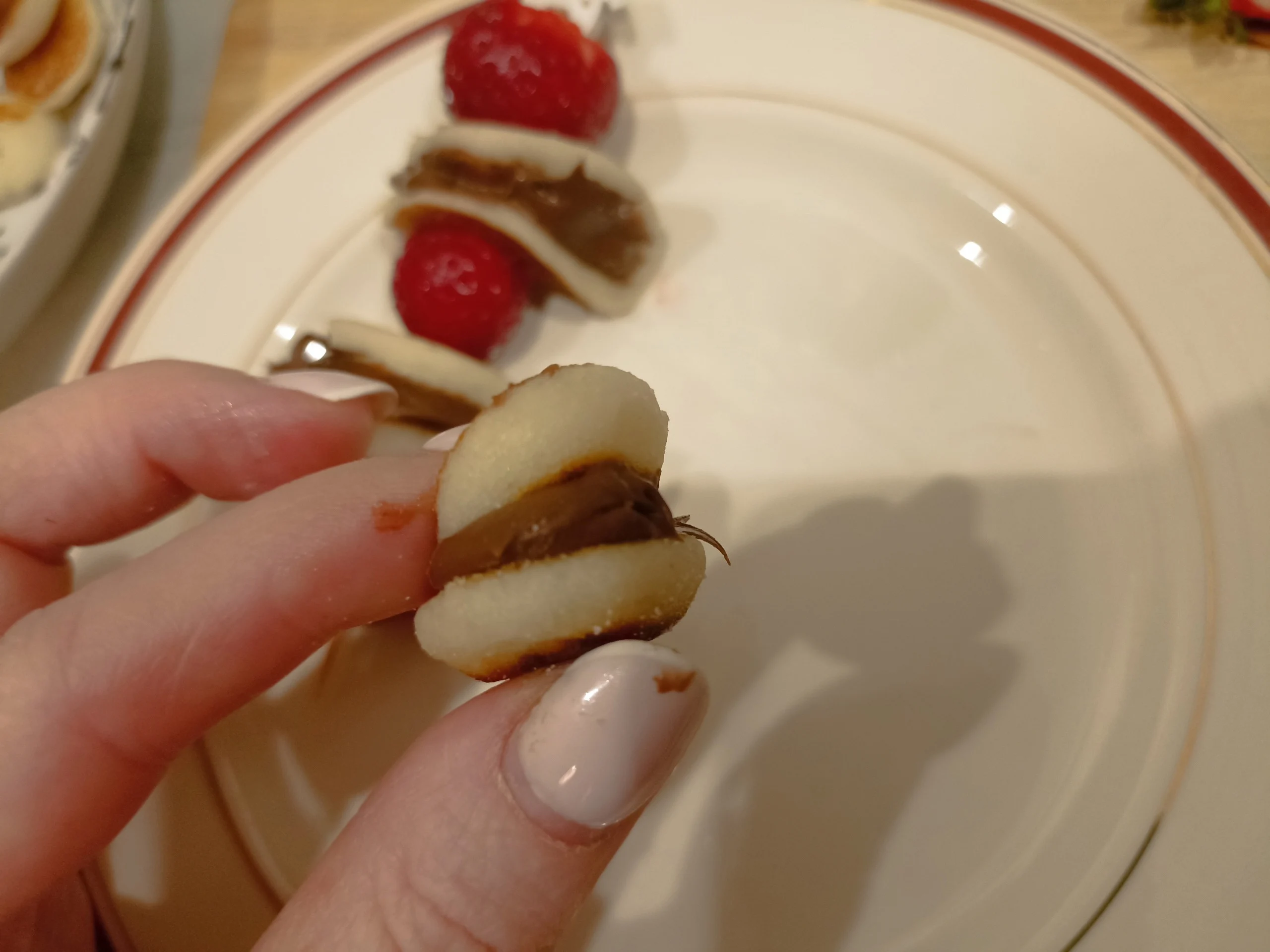 Шаг 10: Мини-панкейки на шпажках с нутеллой и клубникой