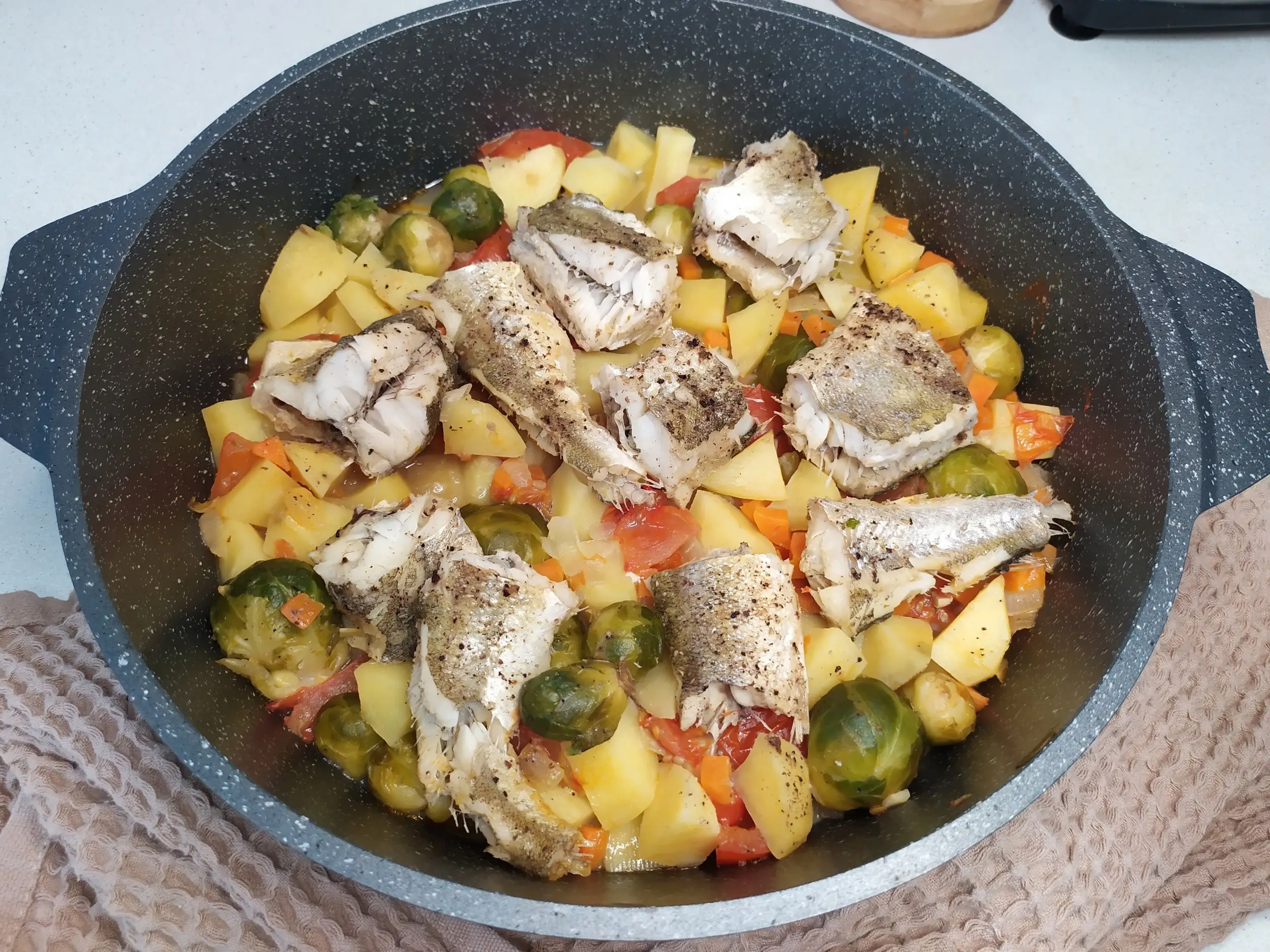 Шаг 10: Навага с картофелем и овощами