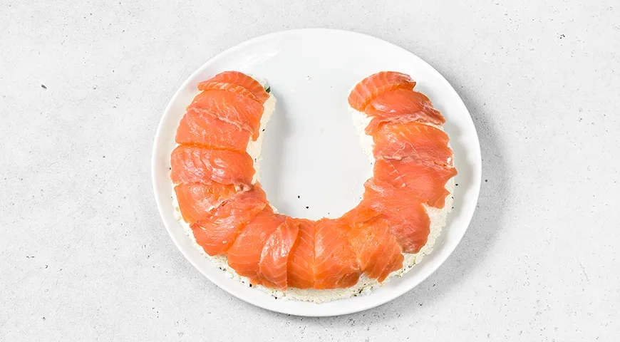 Новогодний салат «Подкова на счастье»: шаг 10