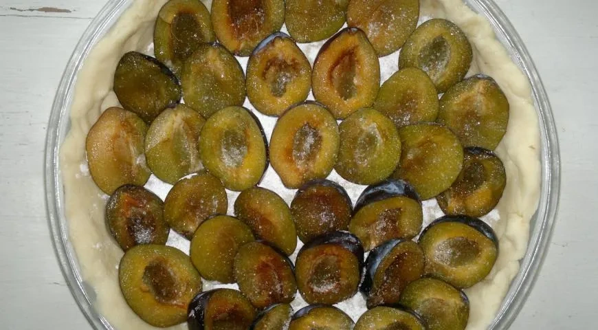 Пирог из творожного теста со сливами и ореховой карамелью: шаг 10