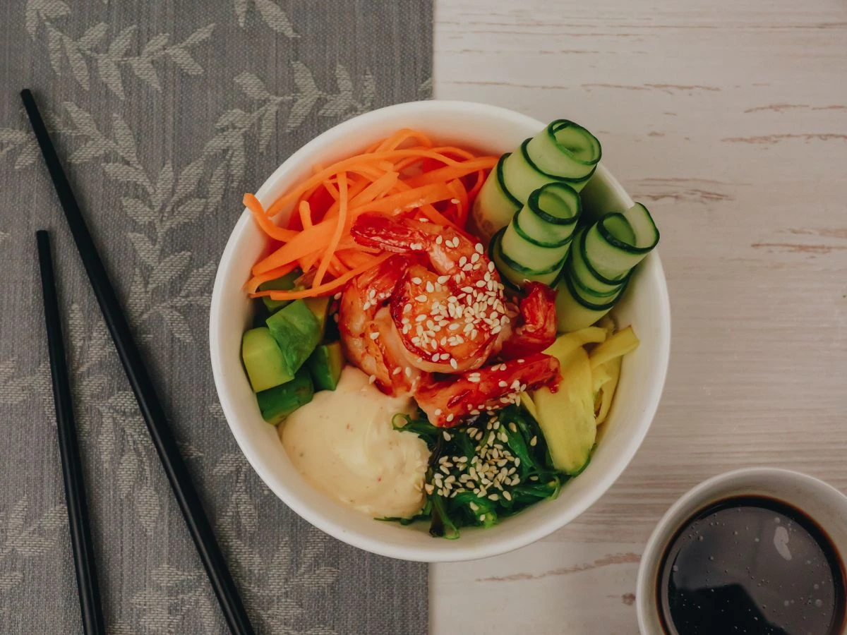 Шаг 10: Поке с креветками в соусе свит чили