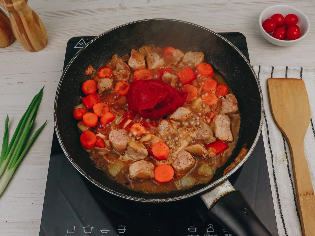 Шаг 10: Пюре со свиным гуляшом