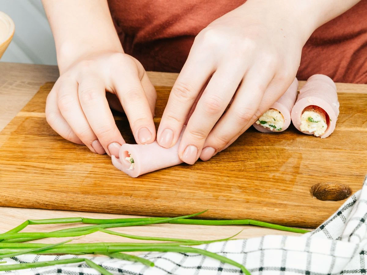 Шаг 10: Рулетики из ветчины с сыром