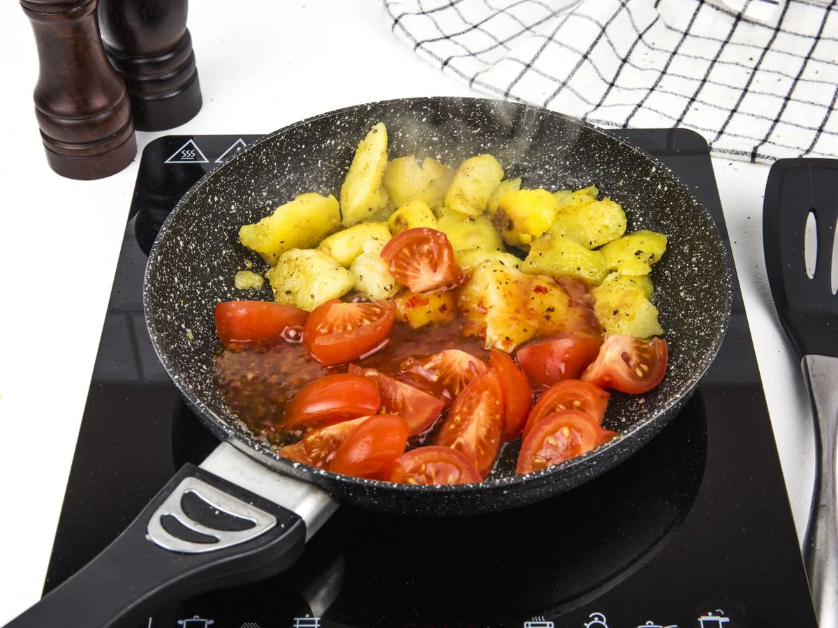 Шаг 10: Салат из томатов и запеченного картофеля