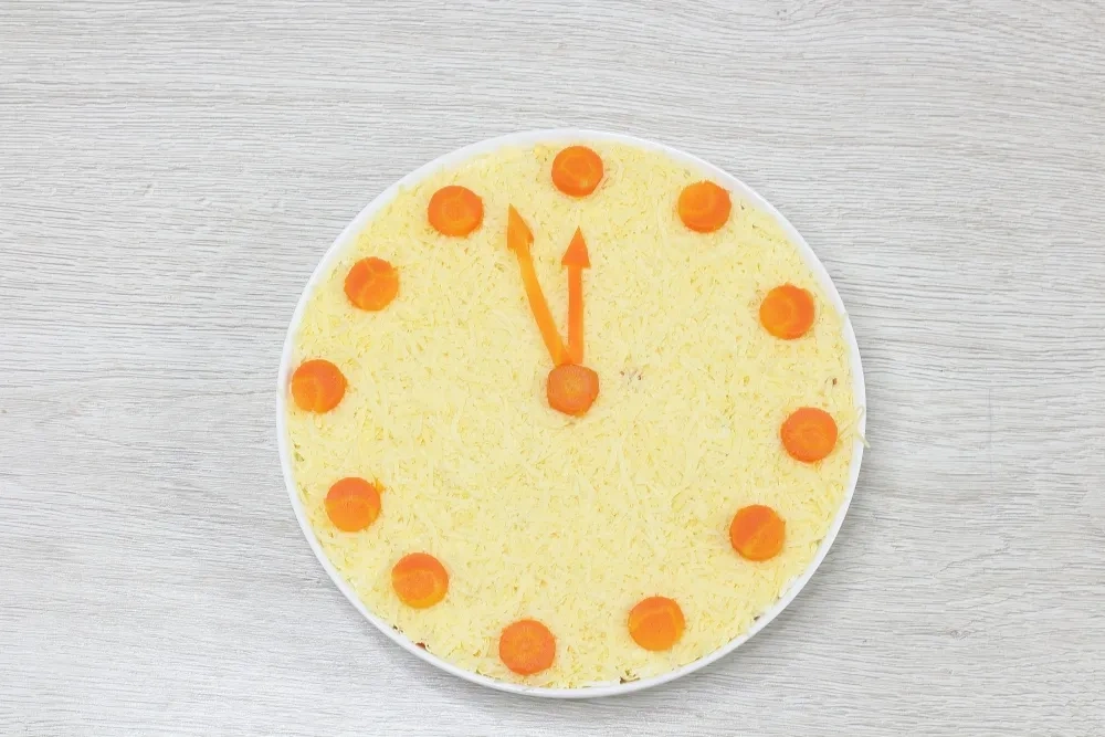 Салат «Новогодние часы»: шаг 10