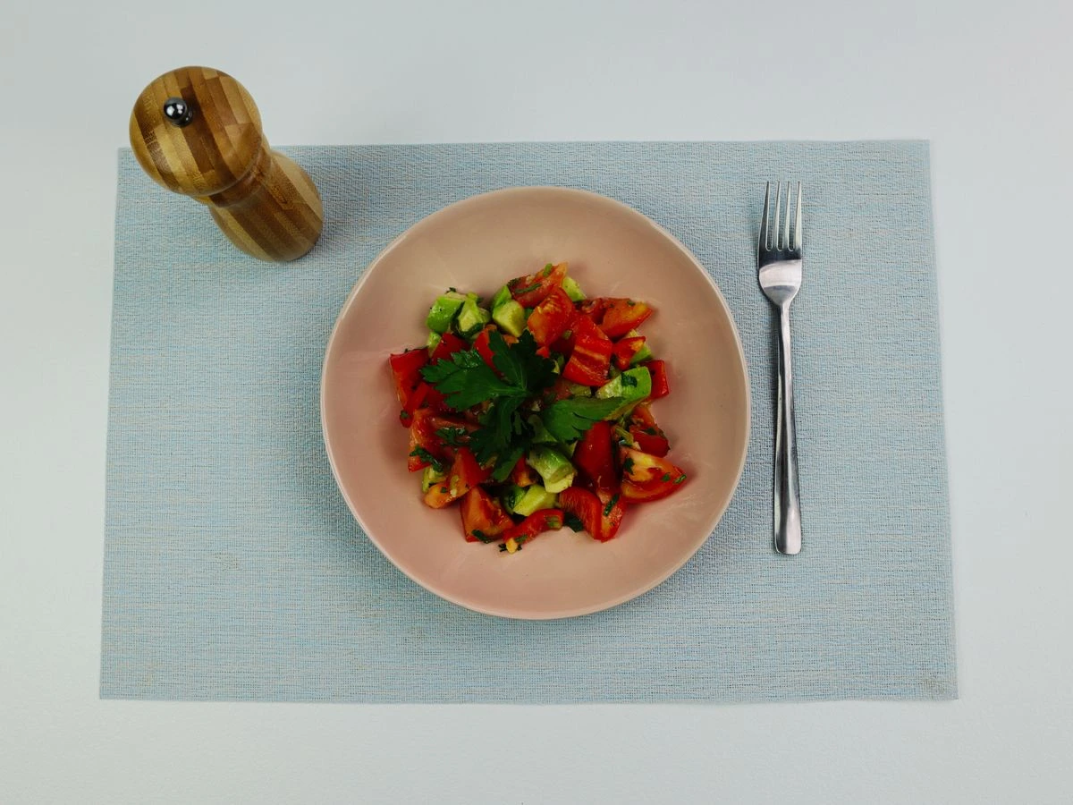 Шаг 10: Салат с авокадо и томатами