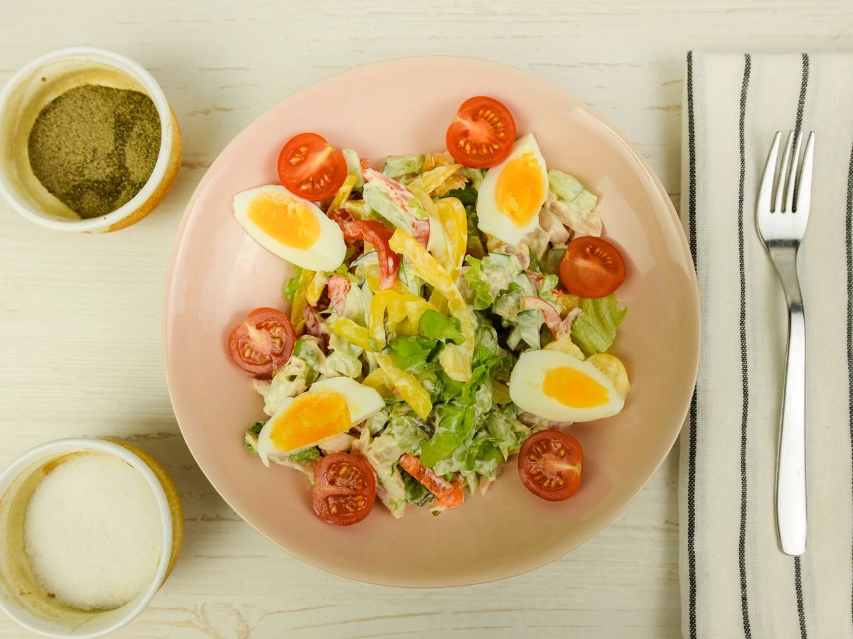 Шаг 10: Салат с копченой курицей, болгарским перцем и помидорами черри