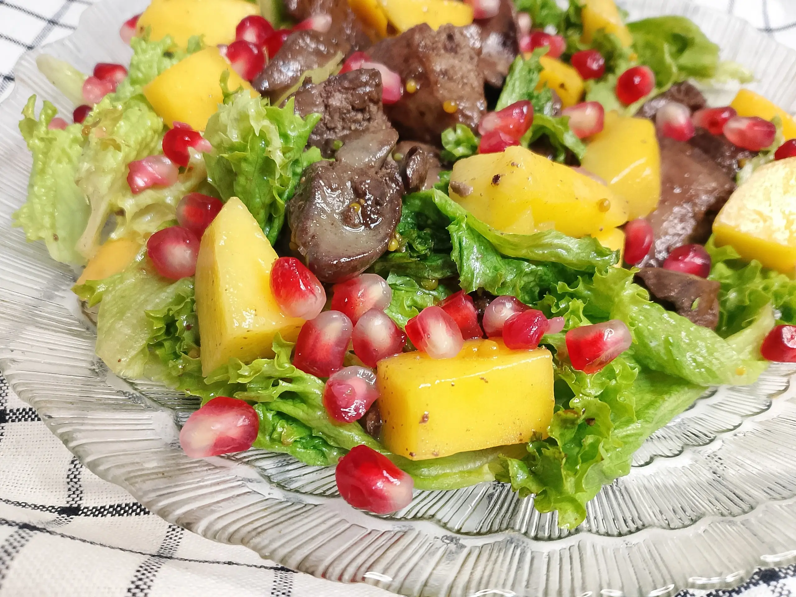 Шаг 10: Салат с куриной печенью и манго