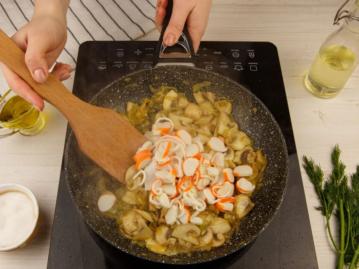 Шаг 10: Салат с шампиньонами и крабовыми палочками