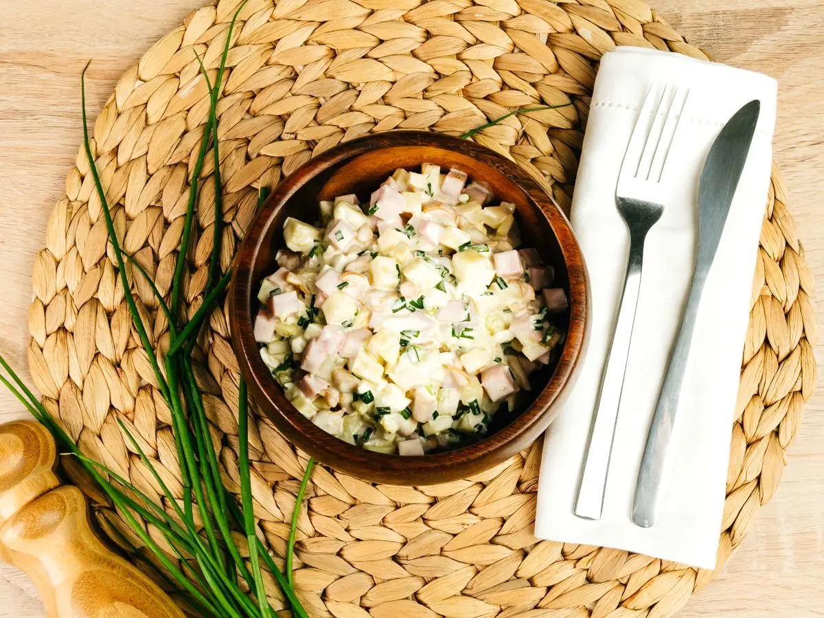 Шаг 10: Салат с ветчиной и маринованными опятами