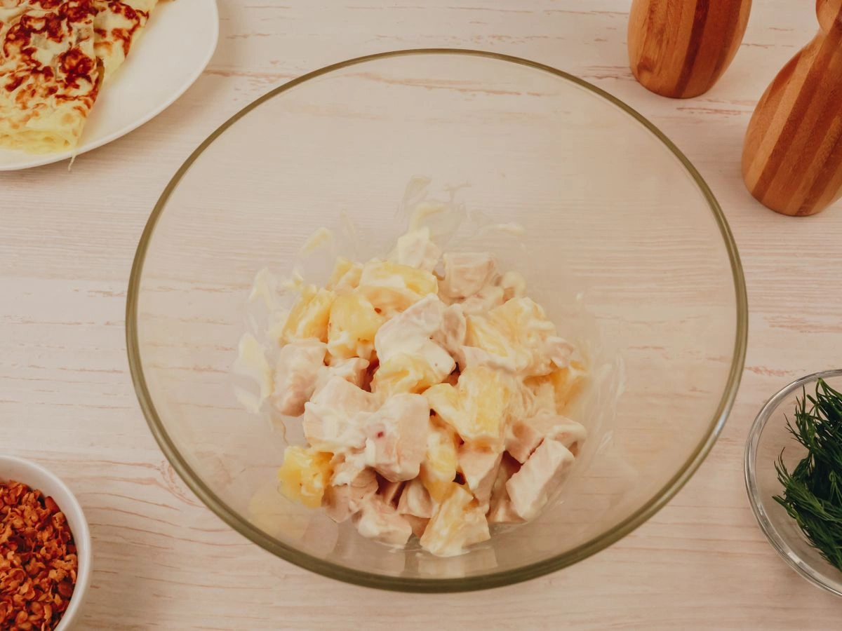 Шаг 10: Салат с яичными блинчиками, курицей и ананасом