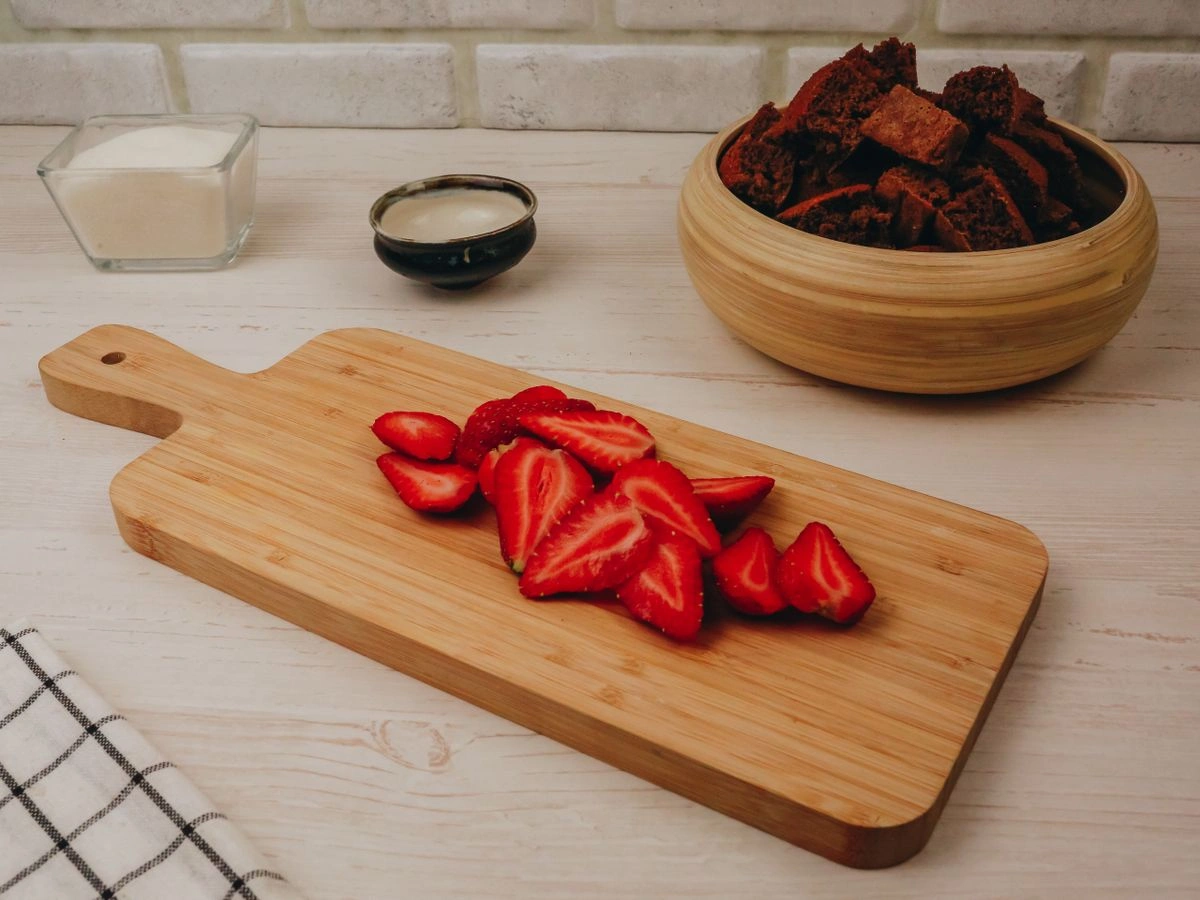 Шаг 10: Шахматный бисквит с голубикой и творожным сыром