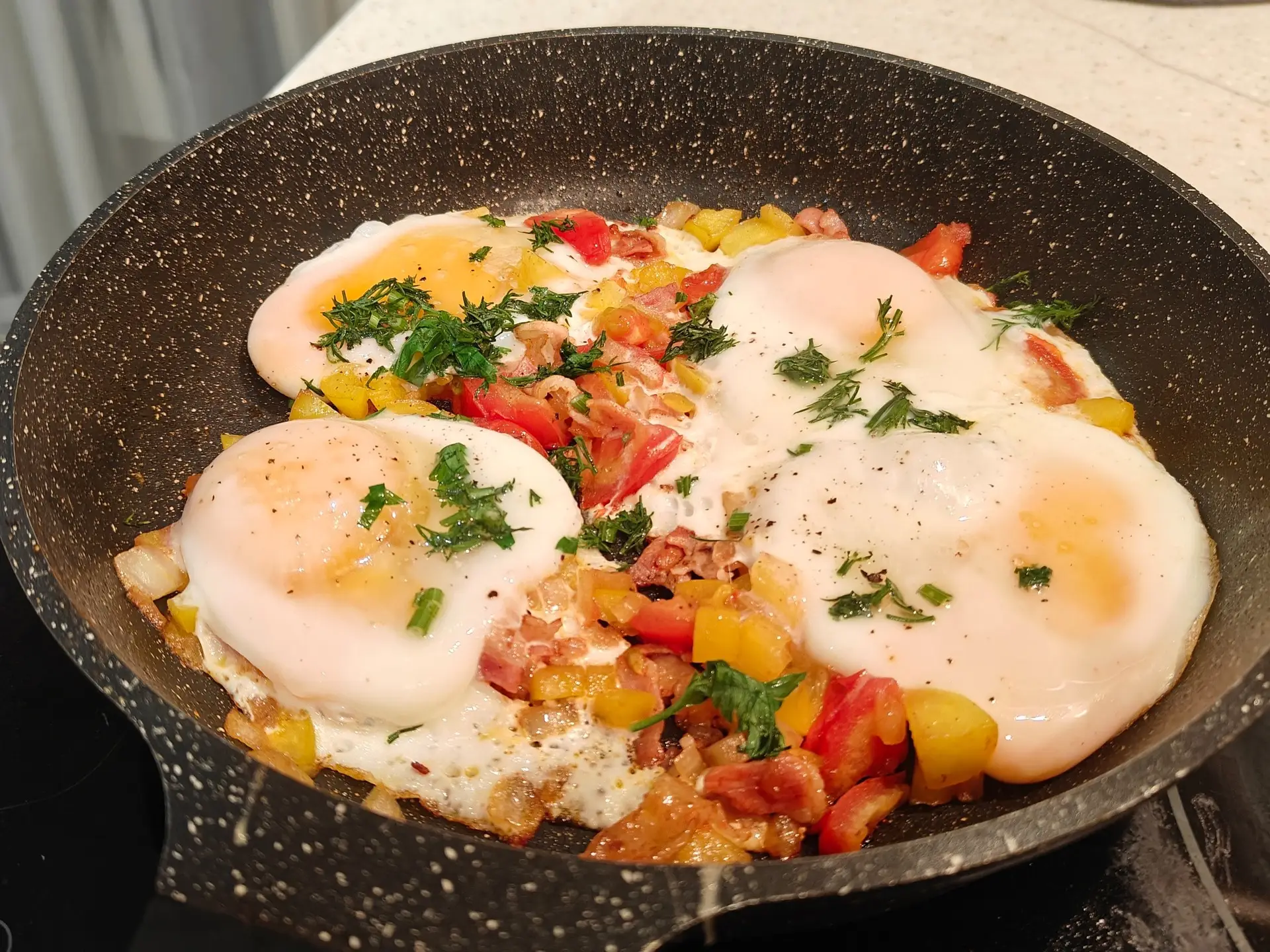 Шаг 10: Шакшука на завтрак с болгарским перцем и беконом