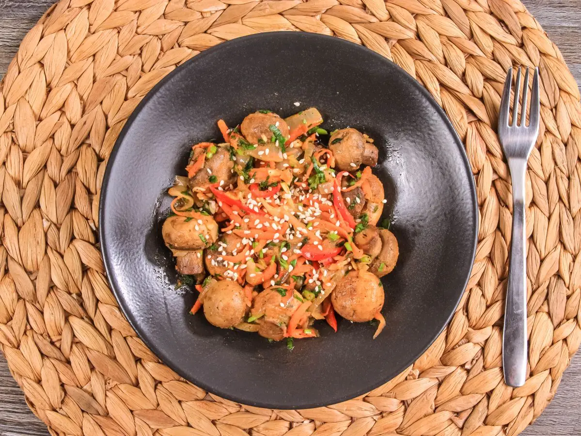 Шаг 10: Шампиньоны по-корейски с морковью