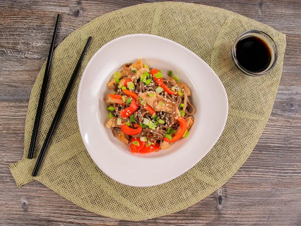 Шаг 10: Соба с курицей и сладким перцем