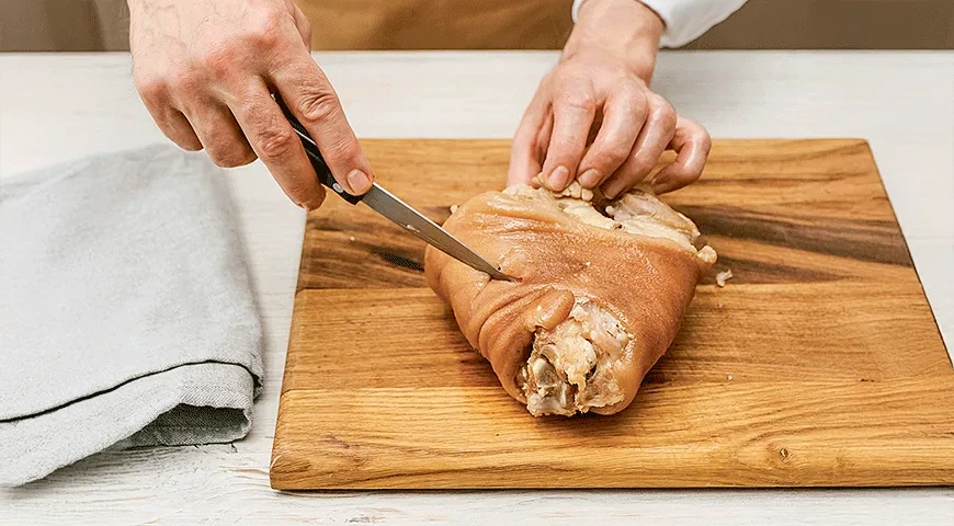 Свиная рулька в темном пиве с квашеной капустой: шаг 10