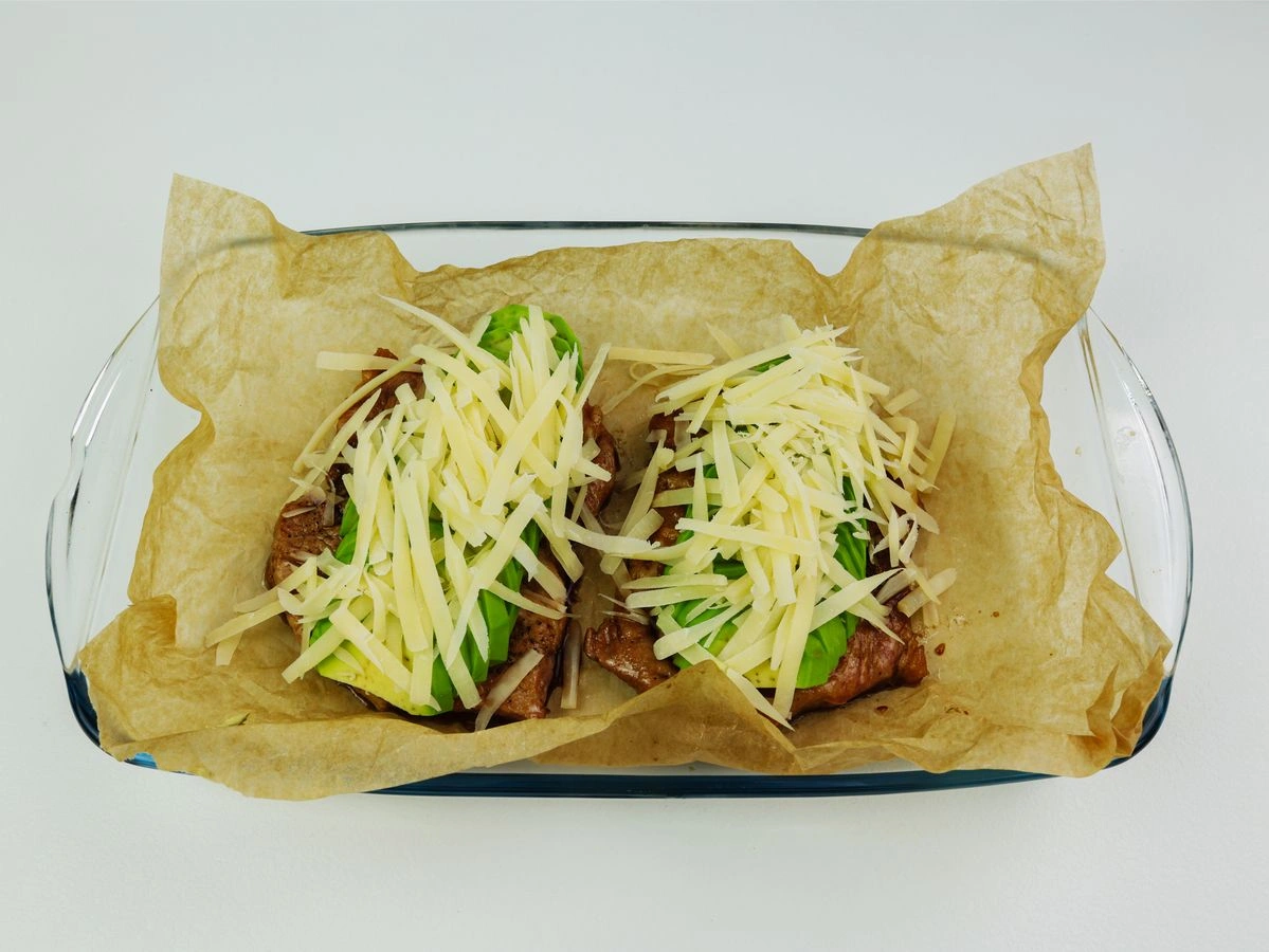 Шаг 10: Свинина с авокадо под сырной шапкой