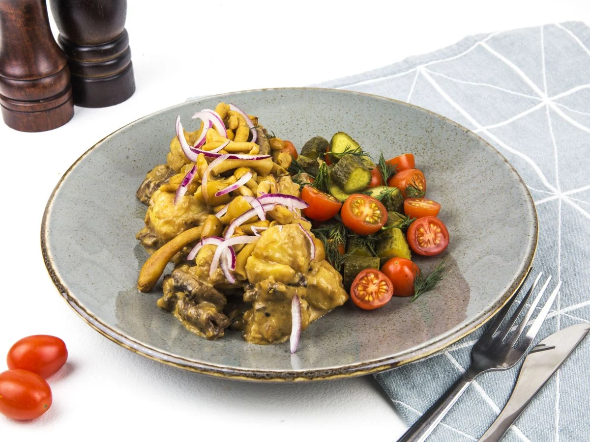 Шаг 10: Теплый картофельный салат с говядиной и опятами