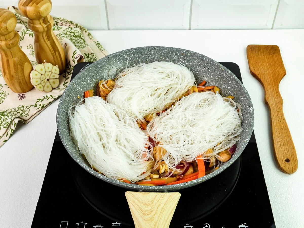 Шаг 10: Теплый салат с фунчозой, курицей и овощами