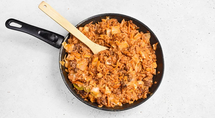 Тушеная капуста с рисом и тушенкой: шаг 10