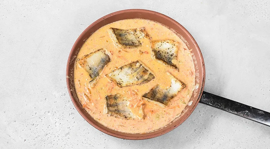 Тушеная рыба с овощами и сметаной на сковороде: шаг 10