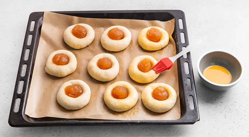 Ватрушки с повидлом: шаг 10