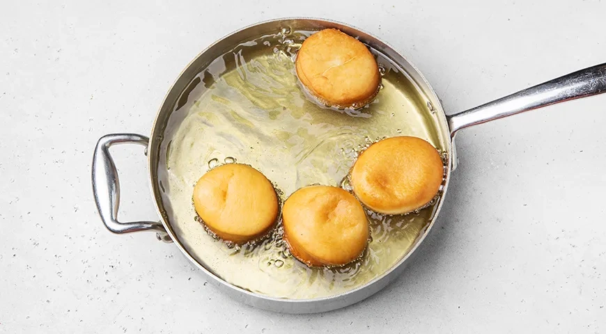 Берлинеры – классические пончики с джемом: шаг 11