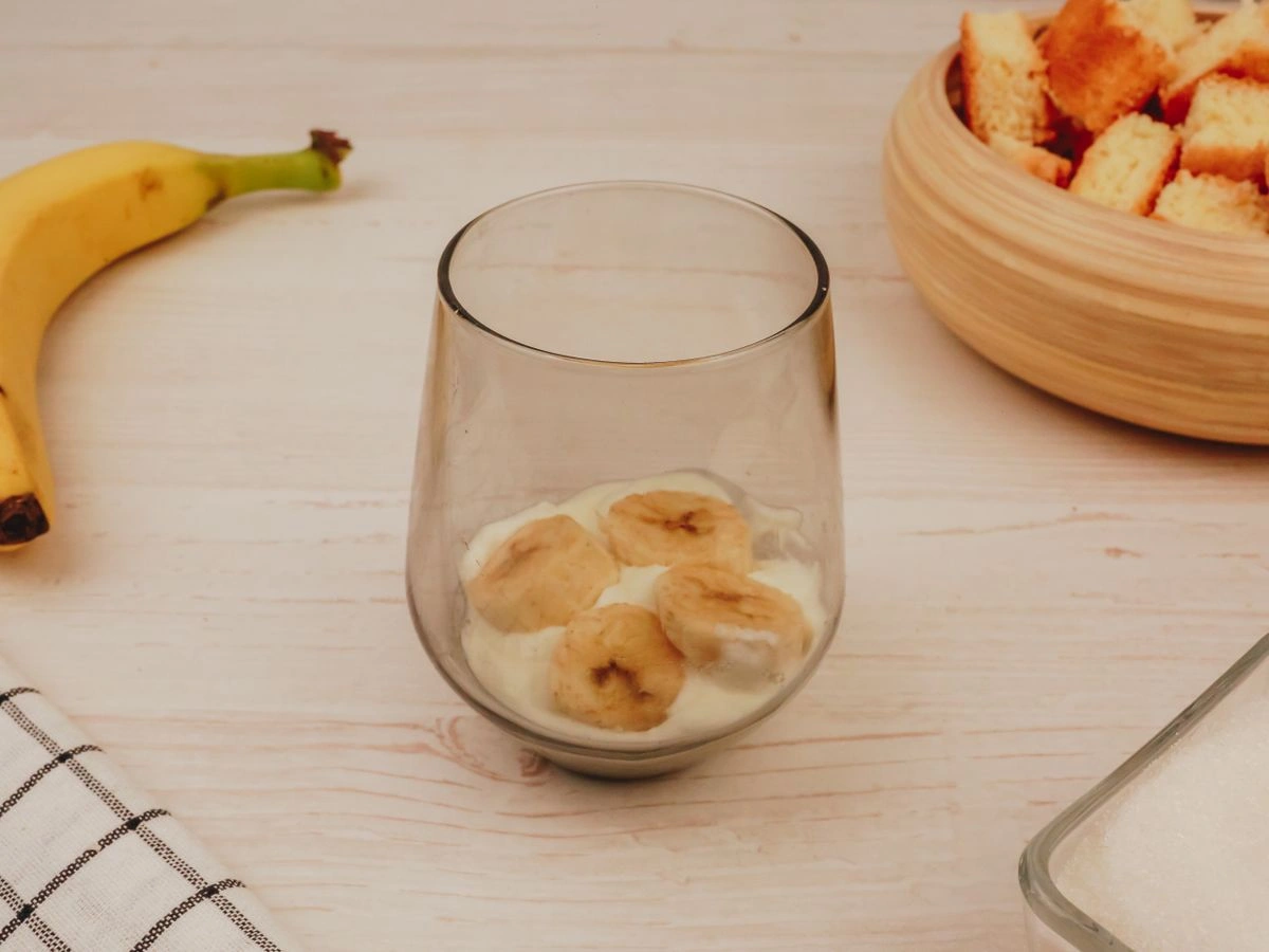 Шаг 11: Бисквит с творожным кремом и бананом