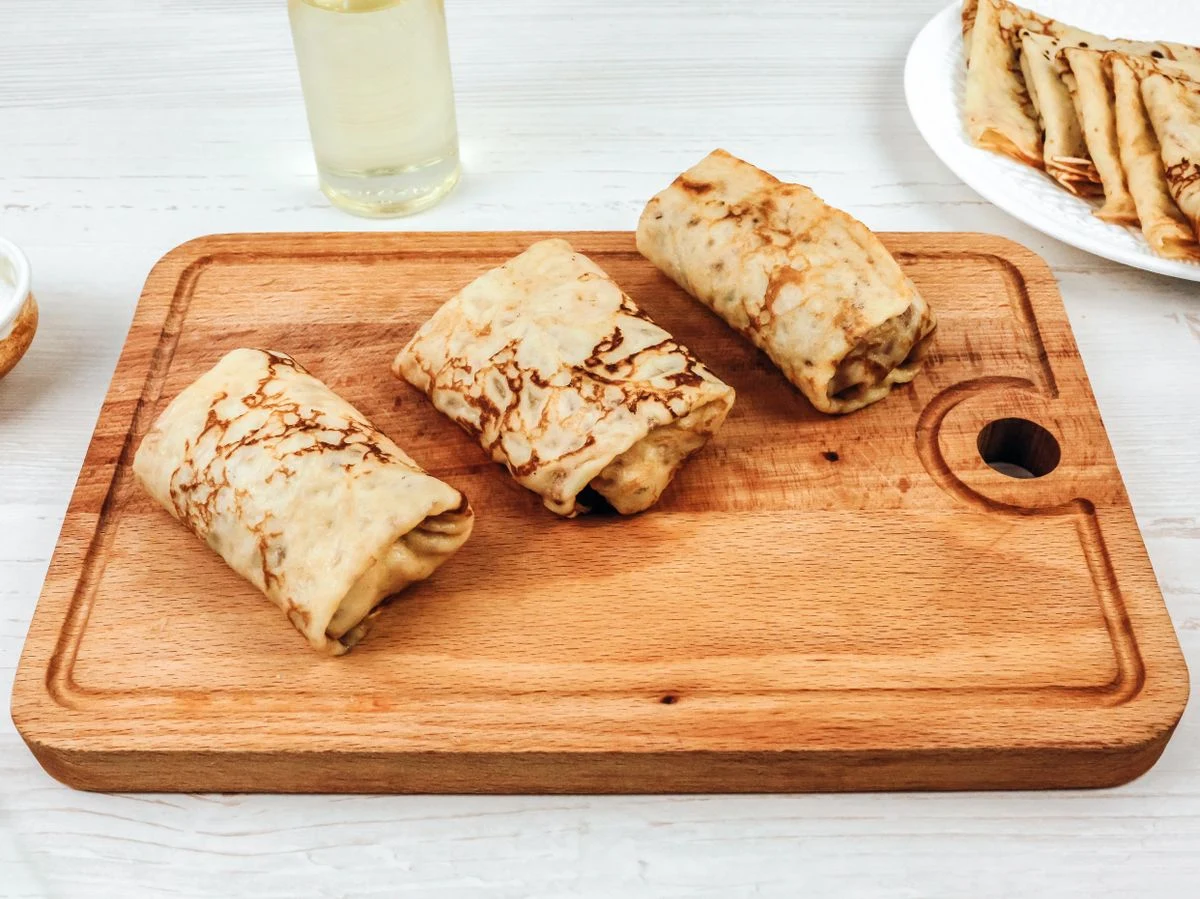 Шаг 11: Блинчики с вишней и сметаной